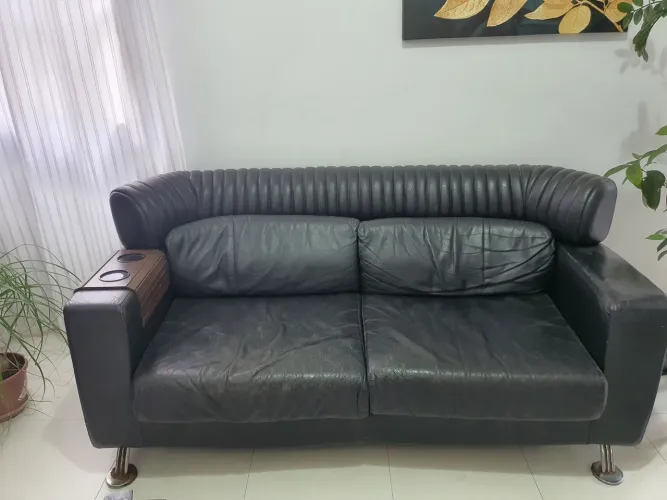 Lindo Sofá de Couro Usado.