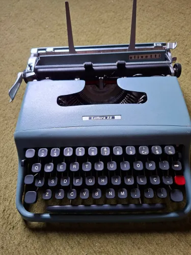 Máquina de Escrever Olivetti