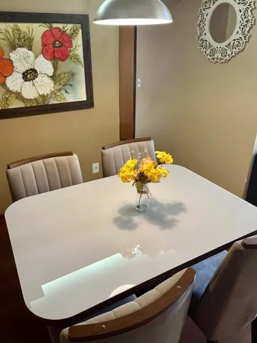 Mesa de Jantar com Cadeiras Estofadas