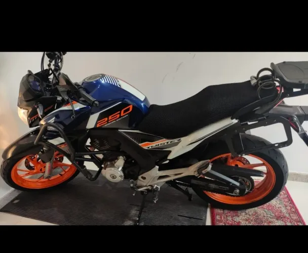 Twister muito nova, moto com vários acessórios