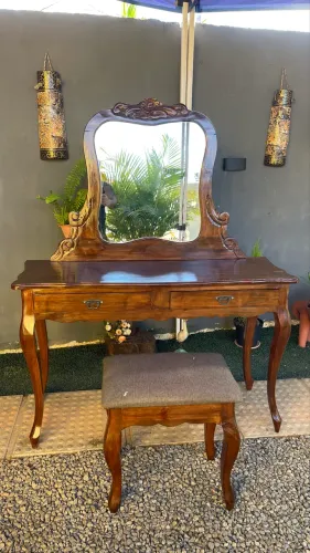 Linda penteadeira com detalhes feito à mão