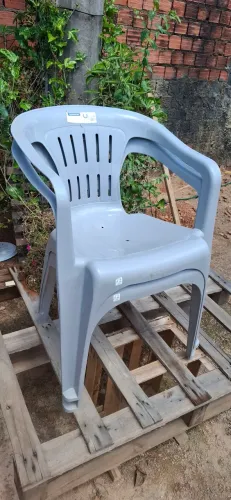DUAS CADEIRAS DE PLÁSTICO