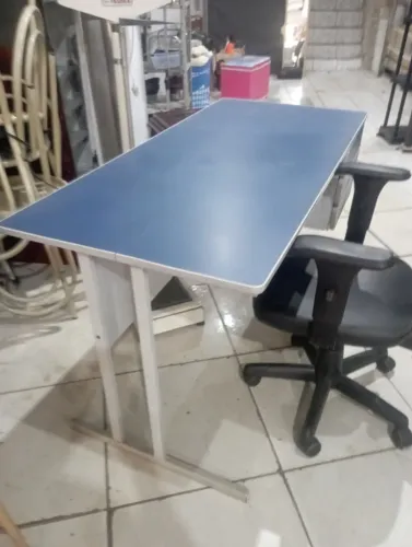 (Cód 061) Mesa de Escritório e uma excelente cadeira de couro