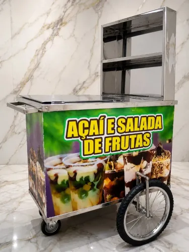 Carrinho de acai e frutas