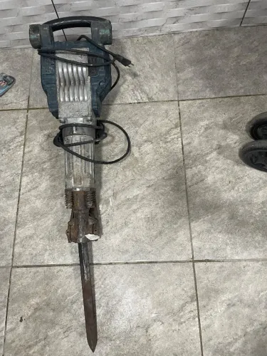 Vendo martelo demolidor da marca Bosch, equipamento robusto e de alta performance, ideal p