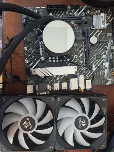 Placa Asus PRIME H510M-A WIFI. <br>Cooler: Water cooler com ventoinhas da