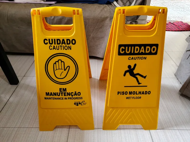 Kit 2 Placas/Caveletes de Sinalização Amarelos | Equipamento de Segurança no Trabalho