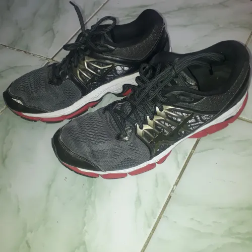 Vendo esse tenis Misuno com detralhes nas laterais do tenis Tamanho 42