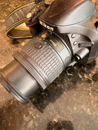 Nikon D5200 + Lente Nikon 18-55mm ? Usada
