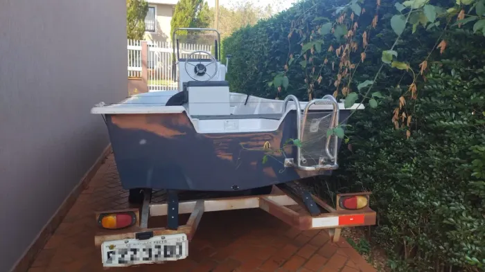 Vendo Barco sparta 480 casco+carreta