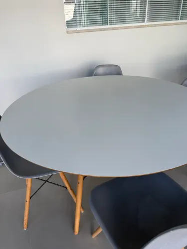 Mesa e cadeiras