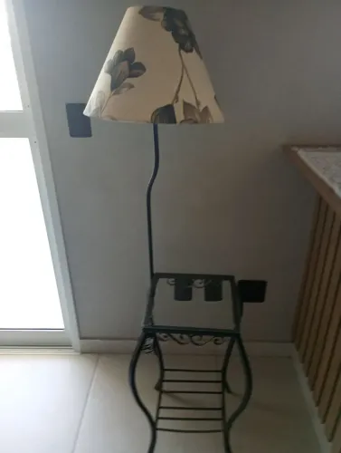 Aparador de ferro com abajur e porta livros com porta enfeite de vidro