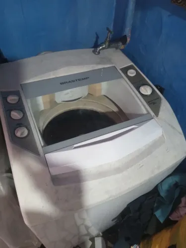 Máquina de lavar faltando dois pés da frente mas ótimo funcionamento