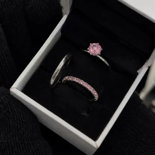 Par de Aliança Abaulada 2mm + Solitária Pedra Rosa + Anel Aparador Cravejado; Noivado