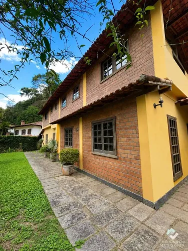 Imponente Propriedade com 6 Suítes, Casa de Hóspedes, Casa de Caseiro, Piscina e Amplo Laz