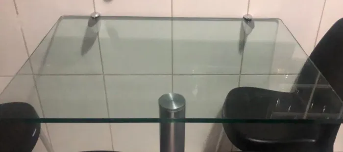 Mesa de vidro com pé em alumínio 
