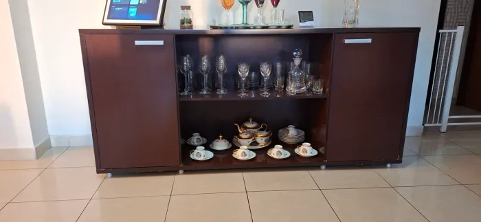 Buffet com 2 portas e espaço central de MDF cor Mogno. Ótimo Estado de Conservação.