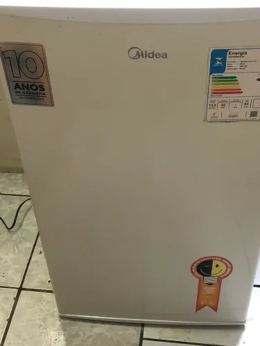 Vendo frigobar midea com defeito