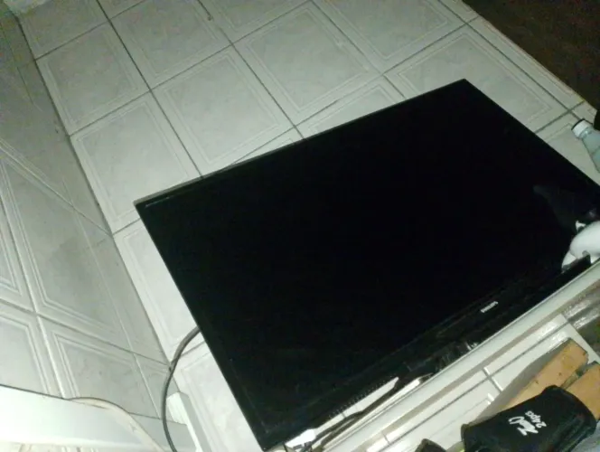 1 teclado com suporte,1 tv 32 polegadas