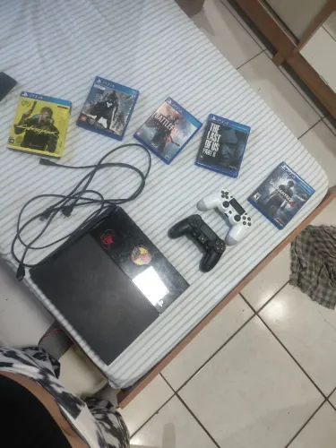 Vende-se Playstation 4, com manetes e jogos!