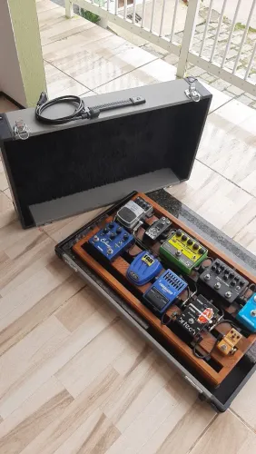Setup de pedais com case, cabo de força e fontes Landscape