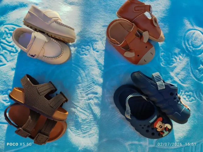 Quatro pares de sapatos infantis masculino novíssimos