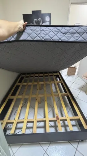 Cama de casal com colchão de 1,38 x 1,88m. Com apenas 1 ano de uso.