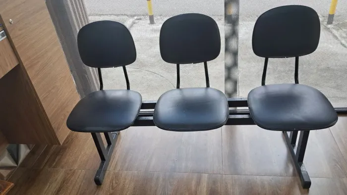 Cadeira  de salão  3 lugares  ótimo  estado 