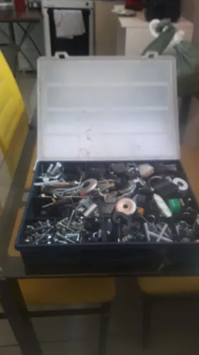 caixa de parafusos e pregos com tudo dentro.