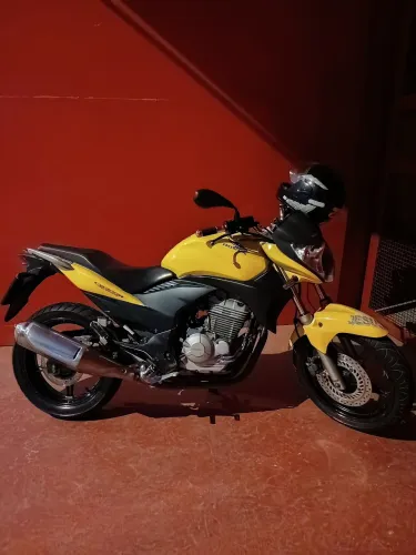 Troco minha moto CB 300 por carro da minha preferência 