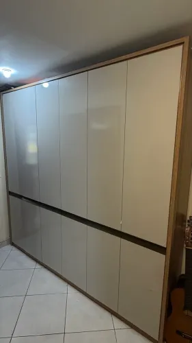 Guarda roupa gigante 