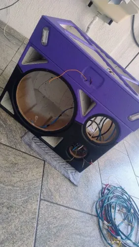 Vendo caixa pra montagem de som automotivo  pra auto falante de 15 polegas 