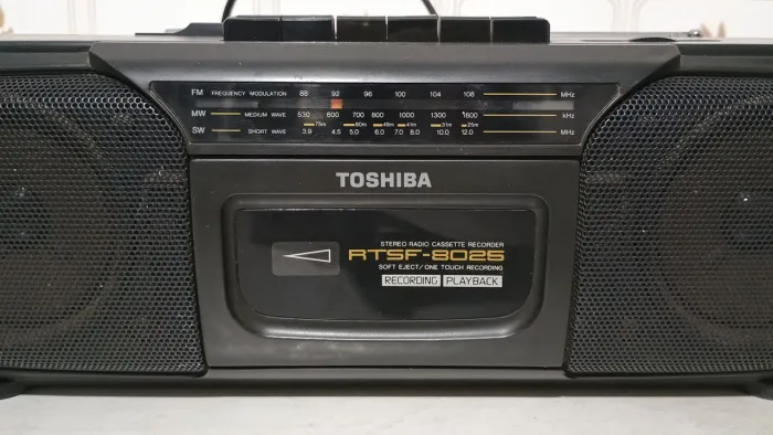 Rádio toca fitas AM/FM Toshiba modelo RTSF-8025