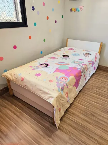 Cama de solteiro com cama auxiliar