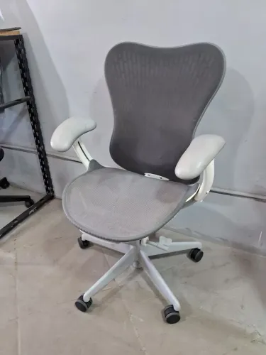 Cadeira executiva Herman Miller Mirra 2