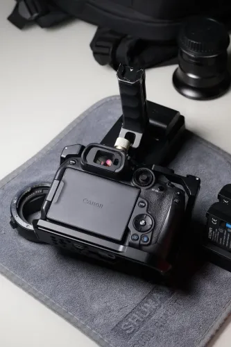Câmera Canon R7 + Cage Smallrig + Adaptador Ef Viltrox