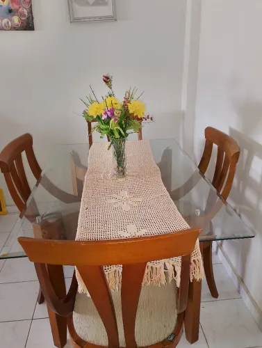 Vendo sala de jantar em madeira com quatro cadeiras e tampo de vidro ras 