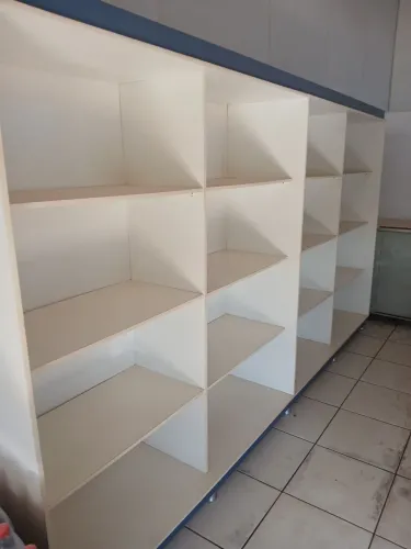 1 Balcão, 1 partilheira e vitrine planejado para sua lojinha
