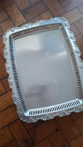 Bandeja grande em metal trabalhado