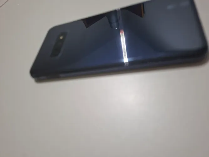 Celular S10e funcionando com pequenos detalhes