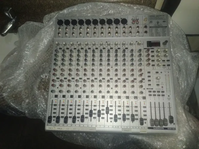 Mesa de Som Behringer UB2442FX-Pro