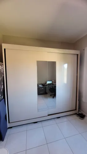 Guarda-roupas quase novo