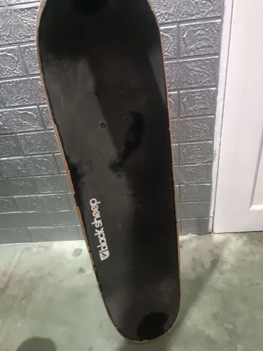 Vendo skate semi-novo, usado poucas vezes, está em bom estado apenas pegar e andar