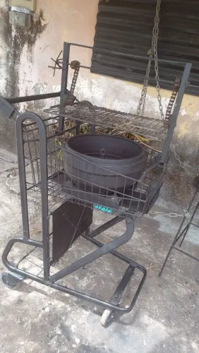 Churrasqueira de Ferro com Carrinho