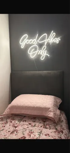 Letreiro luminoso Good Vibes Only