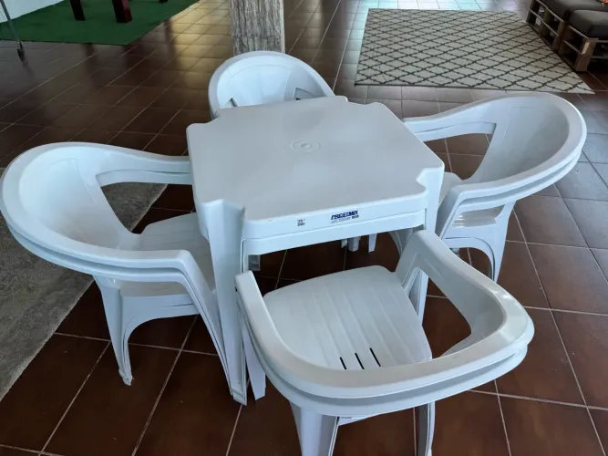 Conjunto de Mesas e Cadeiras de Plástico Poltrona