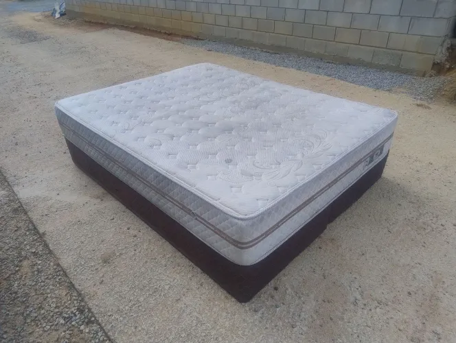 Colchão e base... A base se divide em duas...