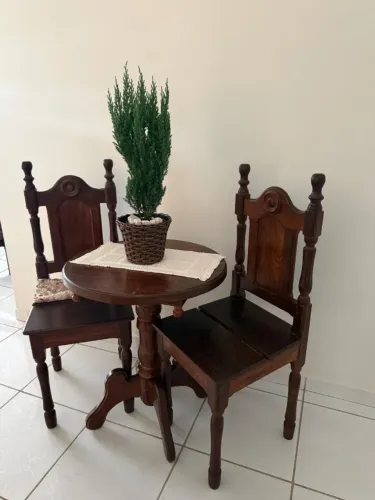 Mesa aparador com cadeiras 