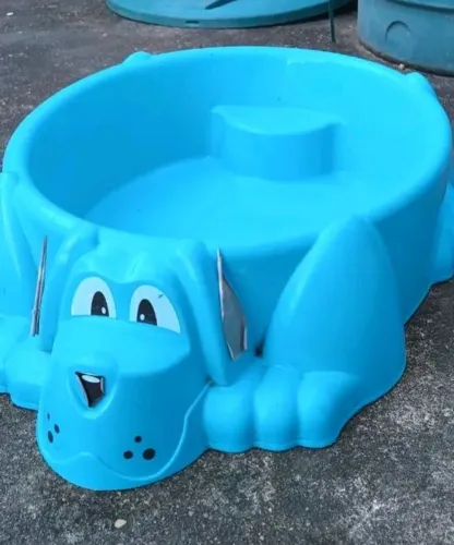 Piscina infantil formato de cachorro da marca Tramontina