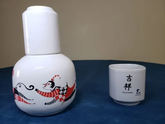 Jarro de Saquê + 2 Taças -Porcelana Branca Decorada